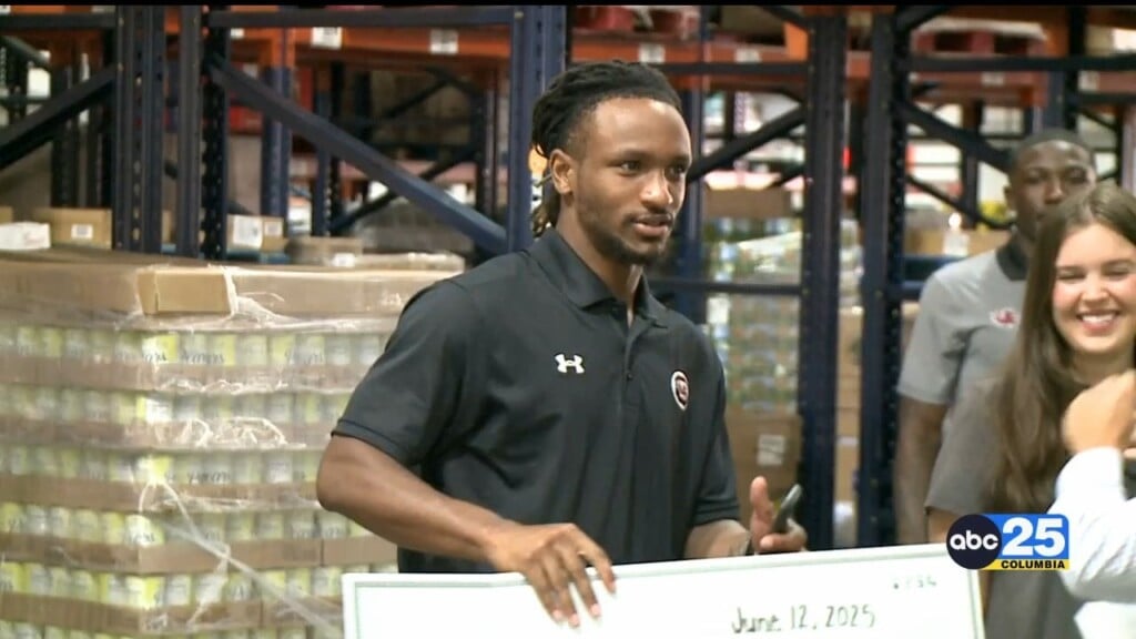 Usc Football Player Teams Up With United Healthcare To Help Feed Local Seniors In Need