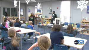Nfl Player Visits Students At Former Elementary School