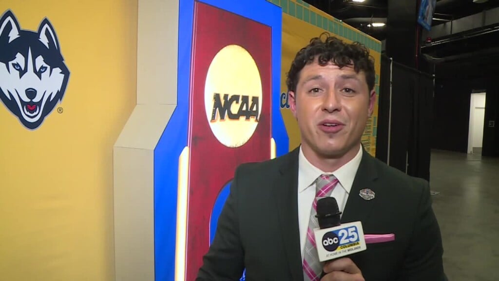 Noah Chast Talks With Gamecocks After Win Over Uconn Huskies