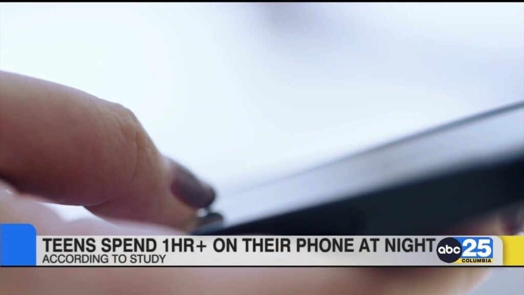 Study: Teens Spend 1h+ On Their Phone At Night
