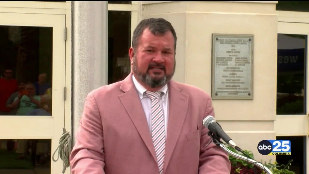 Officials Unveil Gus Manos Memorial Street