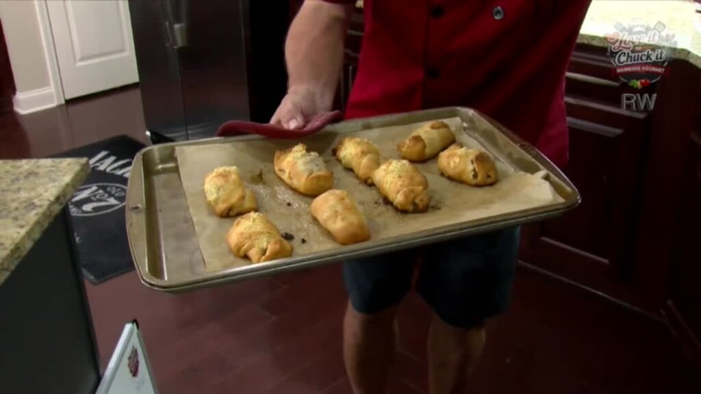 Love It Or Chuck It: Garlic Butter Cheeseburger Rollups