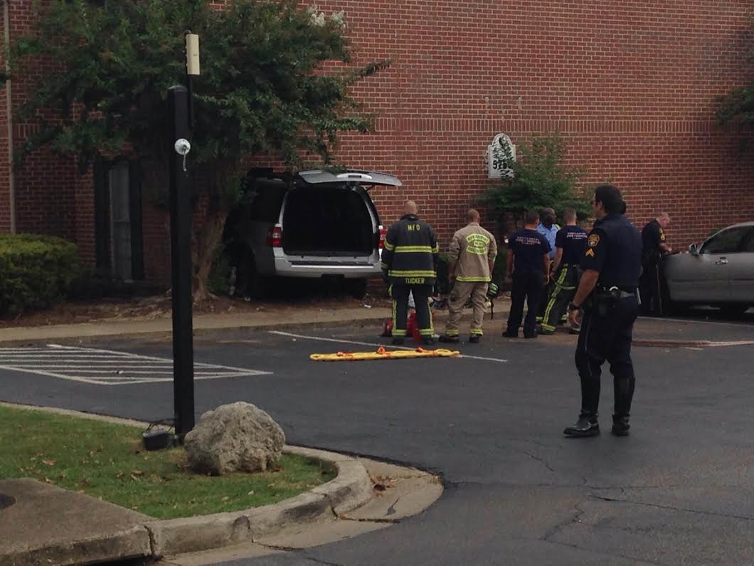 Car Crashes into Building in Montgomery Alabama News