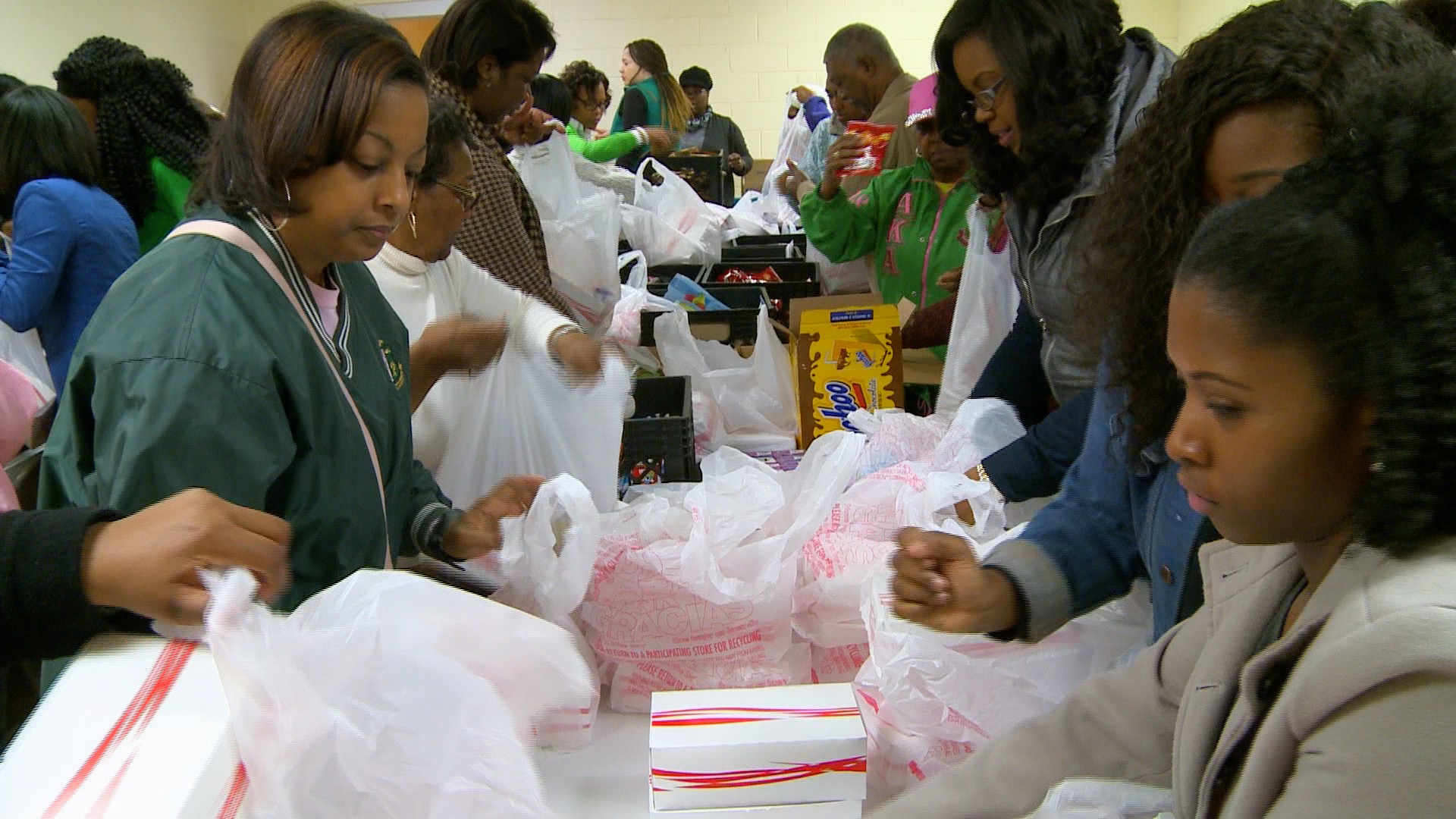 Volunteers Feed Hundreds Of Students With Feeding Hands Backpack ...