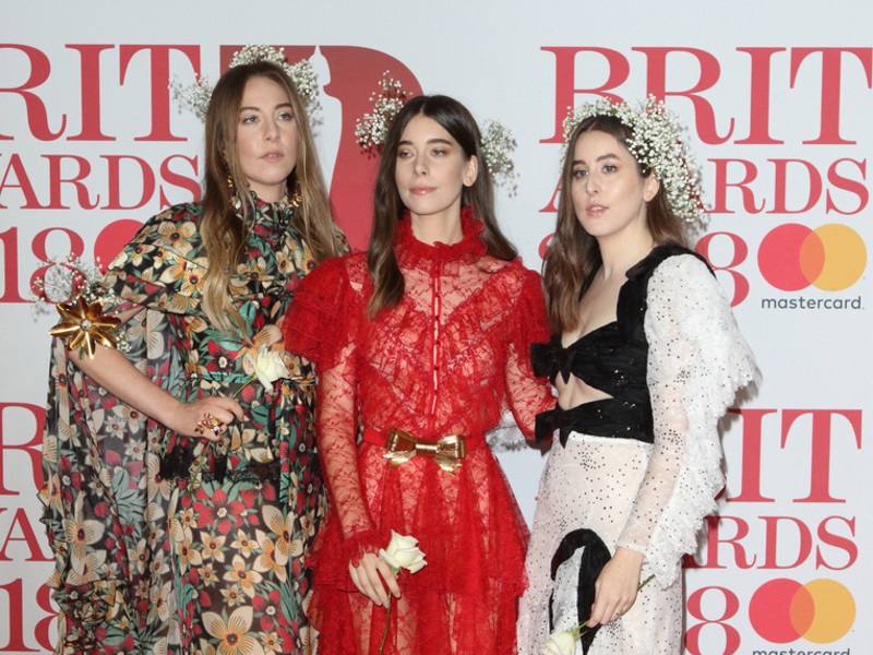 Quickies: Haim + Chvrches!