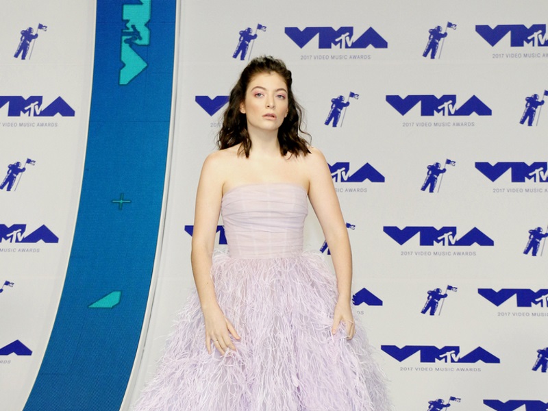 Lorde Pays Tribute To The Stokes During Nyc Concert