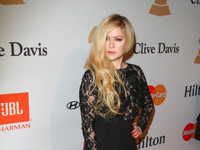 Avril Lavigne Postpones Shows Due To ‘covid Case Within The Tour’