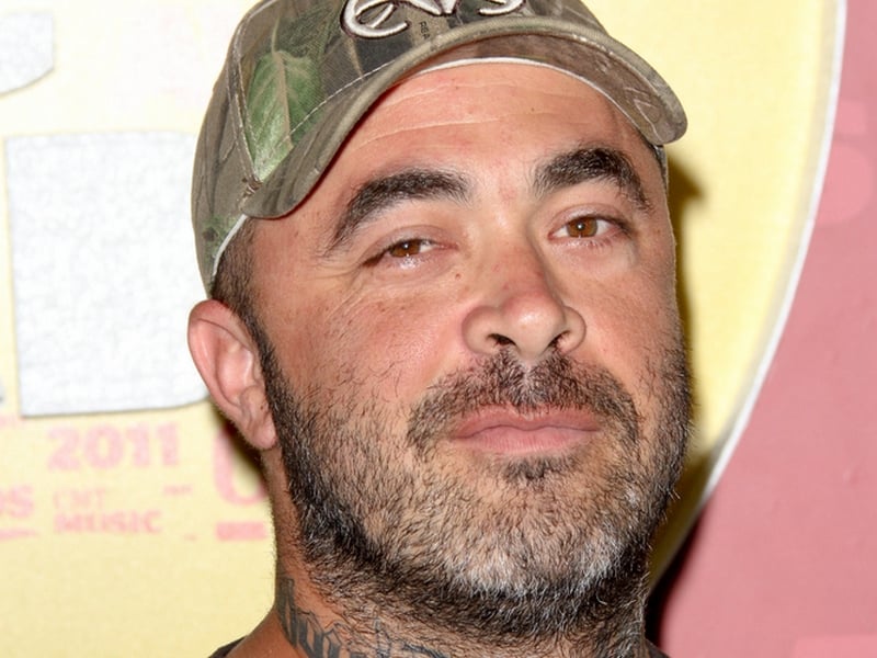 Staind’s Aaron Lewis Celebrates Country And Rock Success At The Same Time