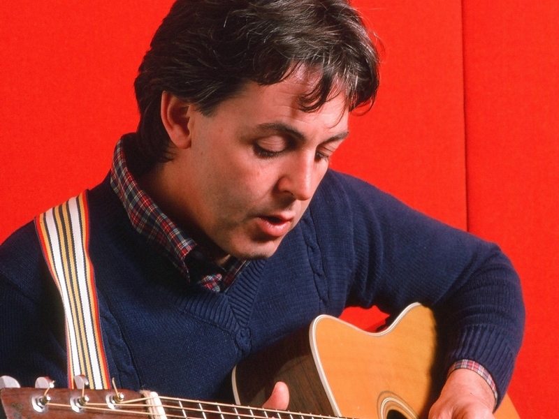 Paul Mccartney Gives Surprise Performance With Andrew Watt And Chad Smith In The Hamptons