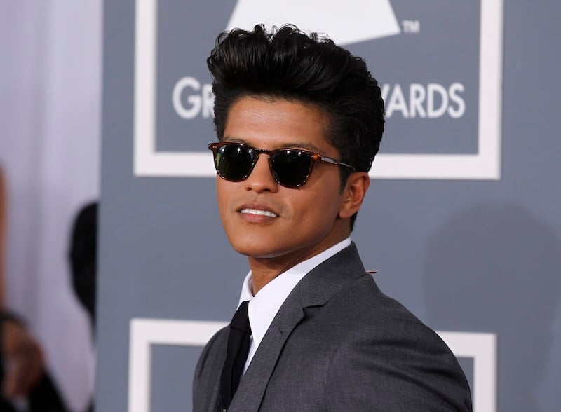 Bruno Mars Covers “smells Like Teen Spirit” With Slash, Duff Mckagan, And Chad Smith At Private Show Featuring Eddie Vedder, Brandi Carlile, And Yungblud