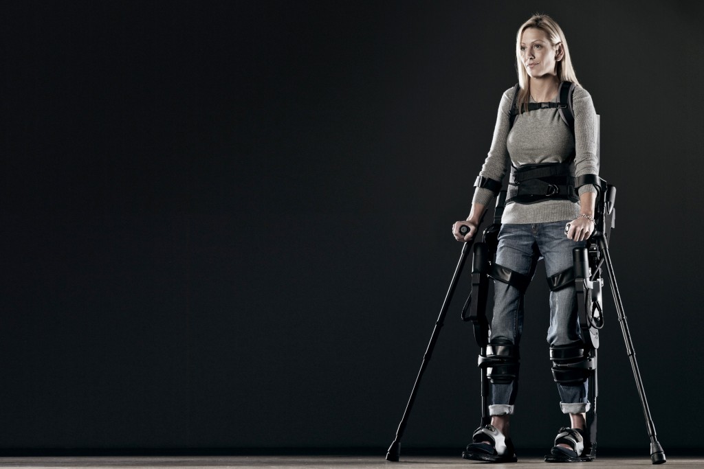 Экзоскелет Ekso. Бионическая женщина. Ekso Bionics Ekso. Обои на рабочий стол Ekso.