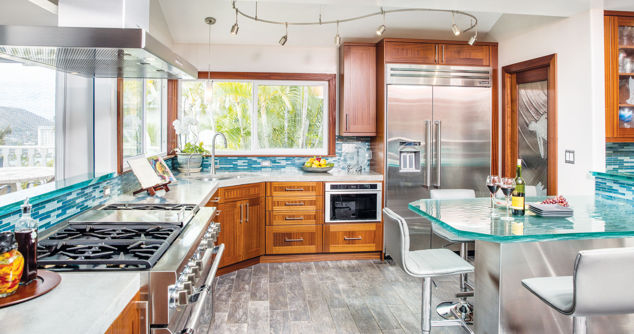 https://wpcdn.us-east-1.vip.tn-cloud.net/www.hawaiihomemag.com/content/uploads/2021/02/HHR-11-16-Featured-Kitchen.jpg