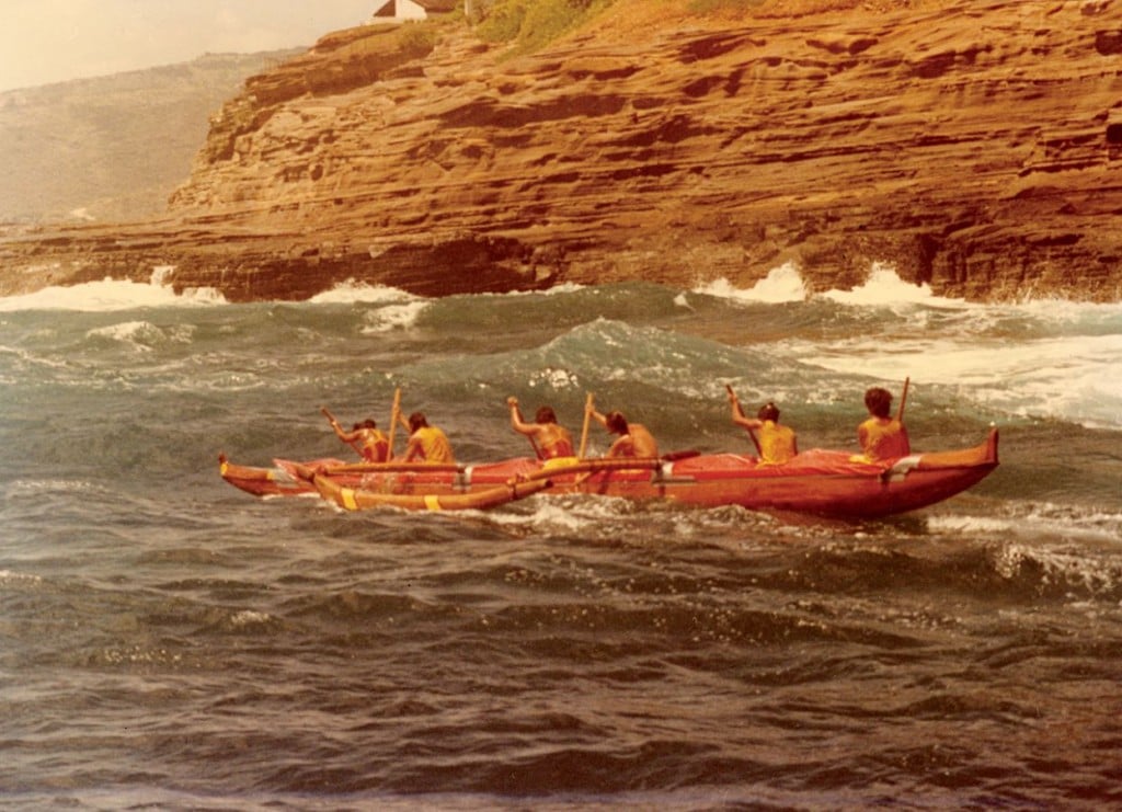 Picture/Photo: Young women padding a hawaiian outrigger canoe, Maunalua  Bay, late afternoon. Oahu island, Hawaii, USA