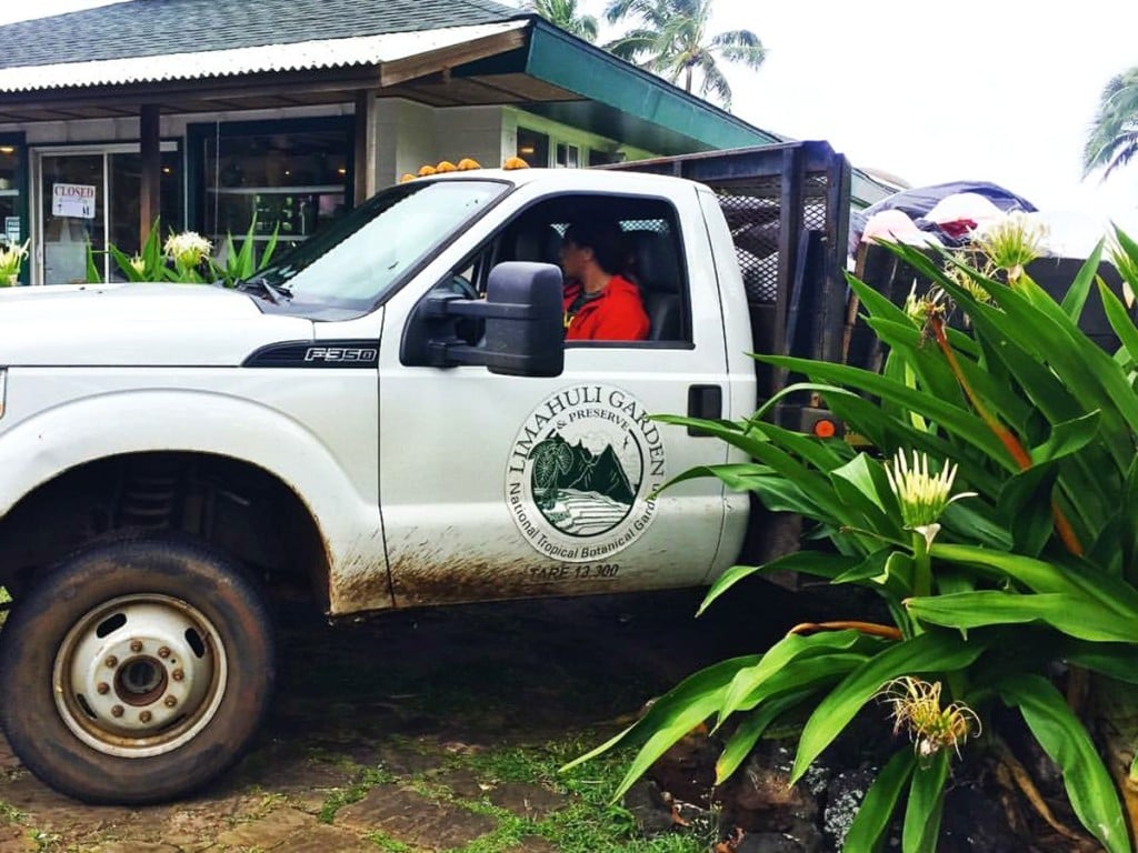 Limahuli-truck-distributing-relief-supplies