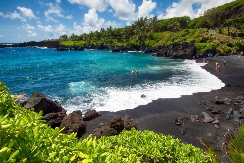 Maui-waianapanapa-7michael-GettyImages-512828610