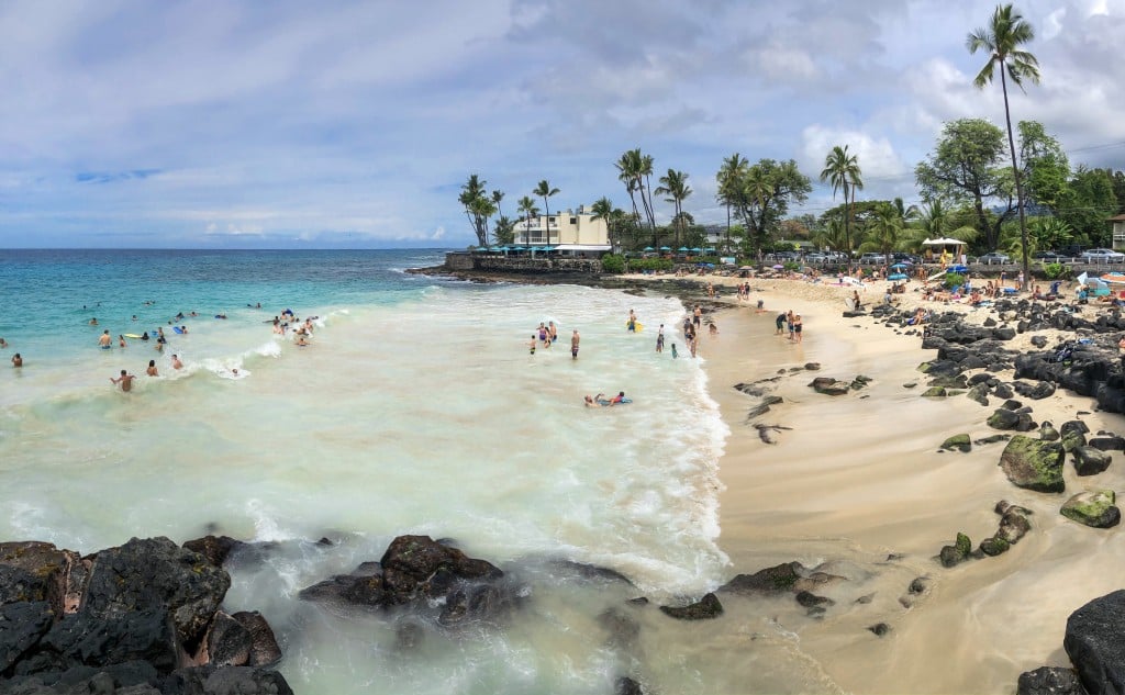 Panorama Magic Sand Beach Park v Kona, velký ostrov, Havaj