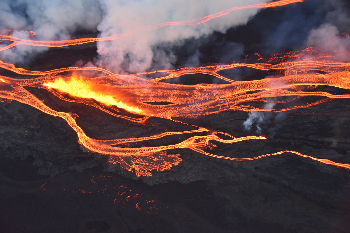 mauna-loa-erupts-for-the-first-time-in-38-years-updated-hawaii-magazine