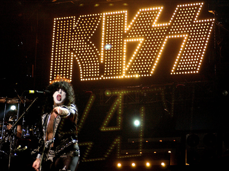 Paul Stanley Takes Family To Taylor Swift Concert