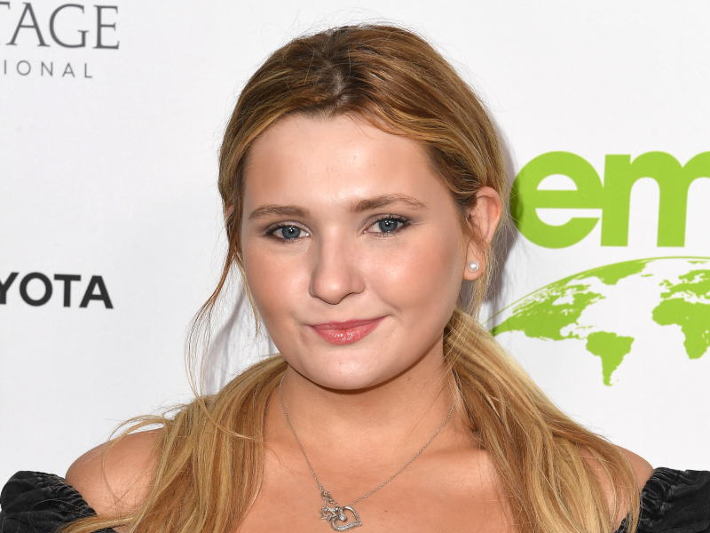 New Lawsuit Reveals Abigail Breslin Accused Aaron Eckhart Of Being ‘aggressive’ On The Set Of ‘classified’