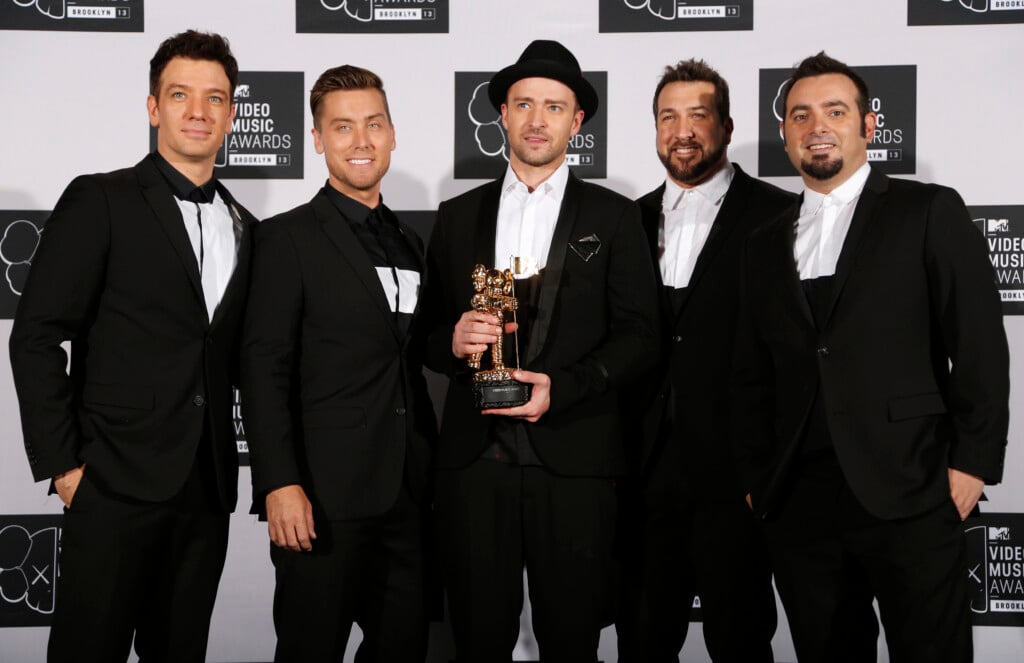 Justin Timberlake Poses With His Michael Jackson Video Vanguard Award, With His Old Band 'n Sync During The 2013 Mtv Video Music Awards In New York
