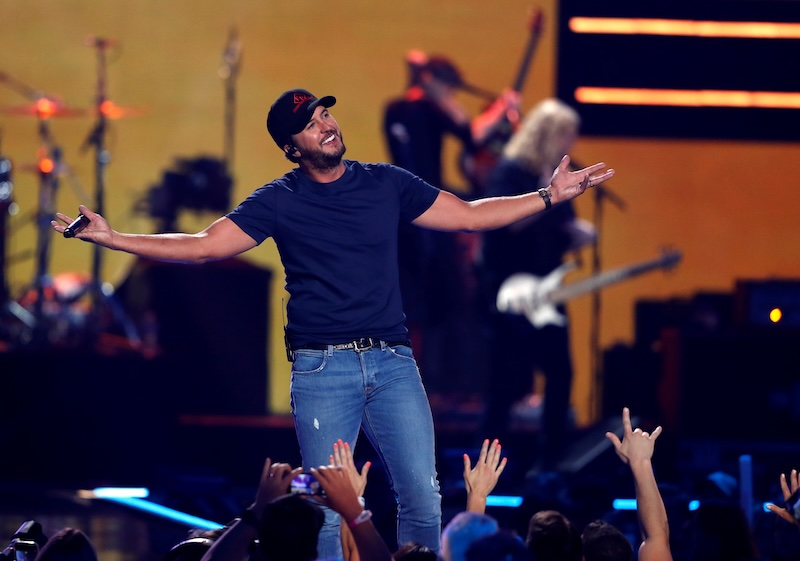 Luke Bryan Tricks Fans At His Massachusetts Show By Teasing A Tom Brady Appearance