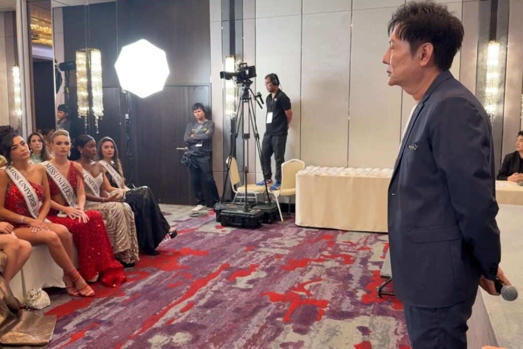 Miss Universe Contestants Walk Out 110525 01 C605830b426d4201b5b7dbc5adc35123