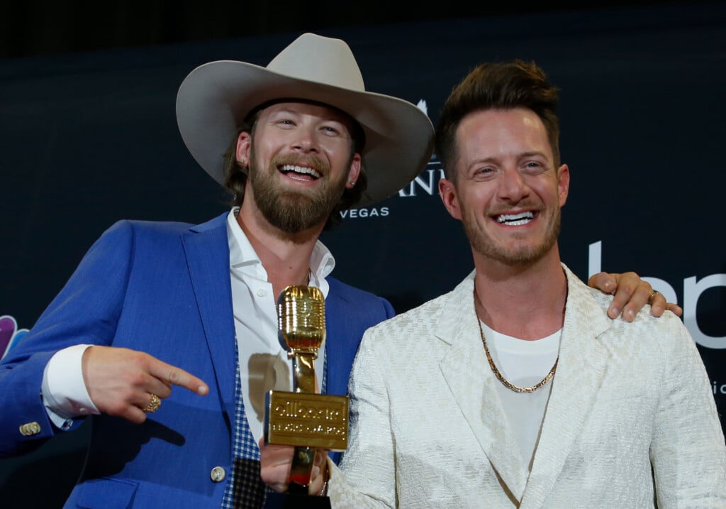 2019 Billboard Music Awards– Photo Room – Las Vegas, Nevada, U.s., May 1, 2019 – Kelley And Hubbard Of Florida Georgia Line Pose Backstage With Their Top Country Song Award For "meant To Be