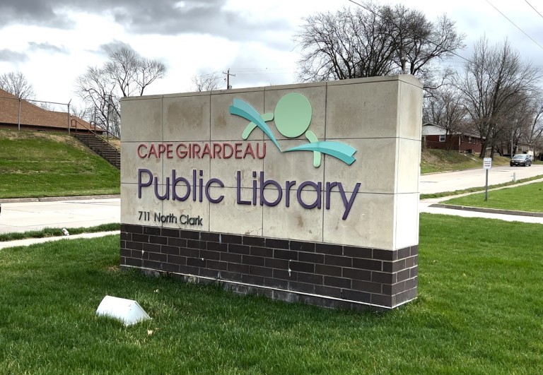 Friends of the Cape Girardeau Public Library Foundation receive 2K