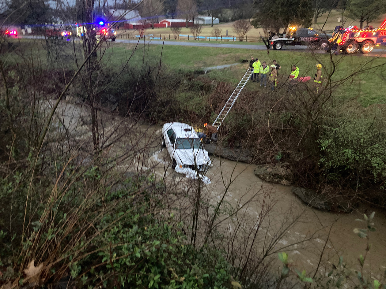 2 rescued after car crashes into creek north of Cape Girardeau KBSI