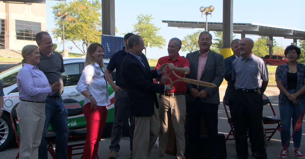 Group cutting ribbon (KBSI)