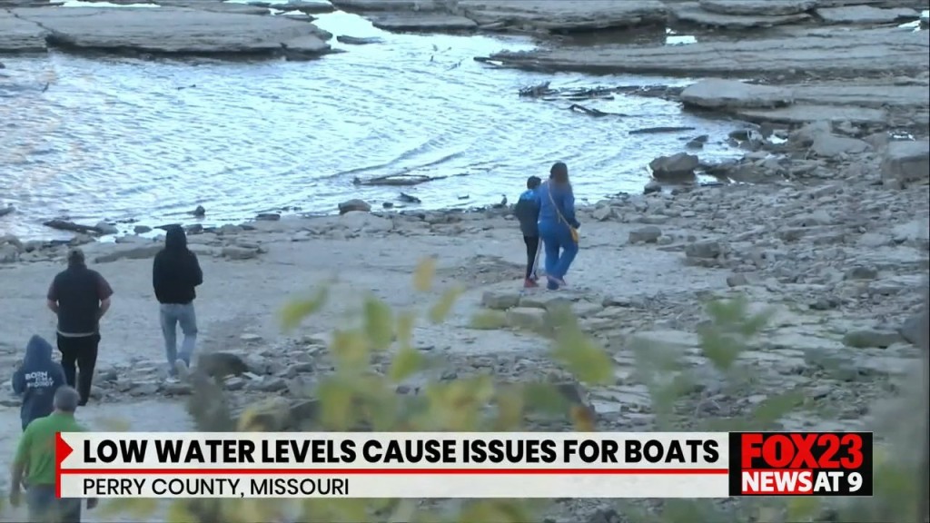 Low Water Levels Cause Issues For Boats On Mississippi River