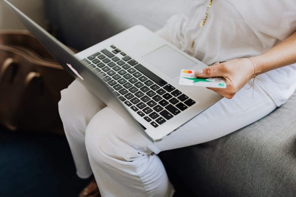 Online Shoping (Source: Pexels/Karolina Grabowska)