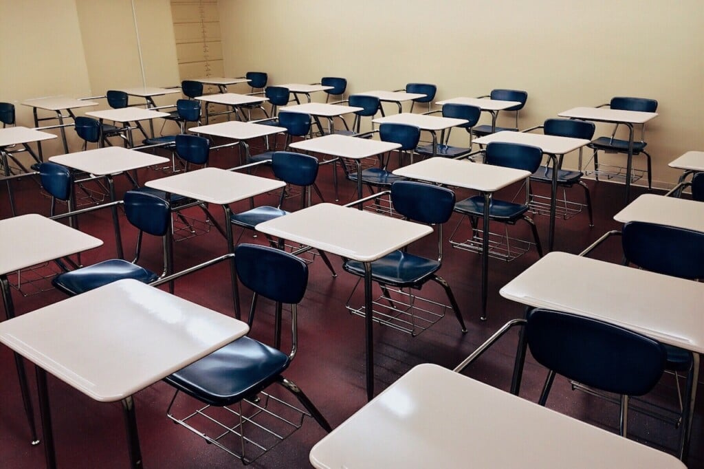 school desks in a classroom (Source: Pexels/Pixabay)