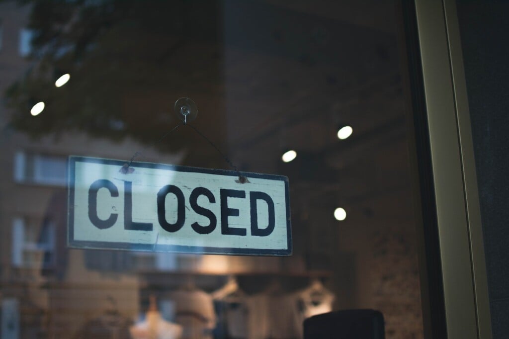 closed sign (Souce: Pexels/lil artsy)