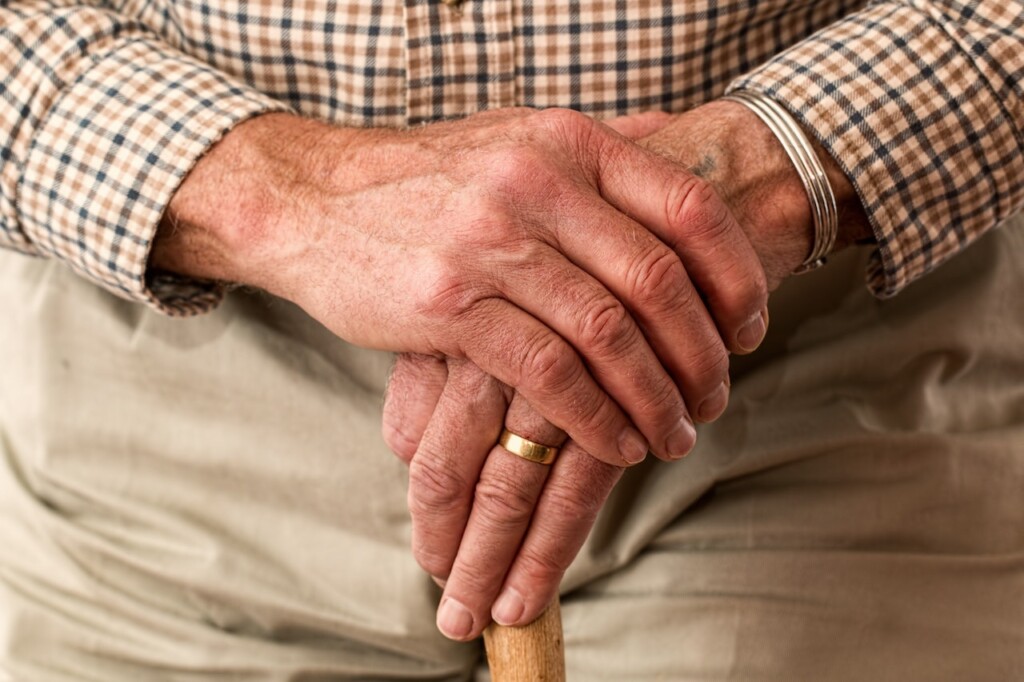 senior adult hands resting on cane (Source: Pexels/Pixabay)