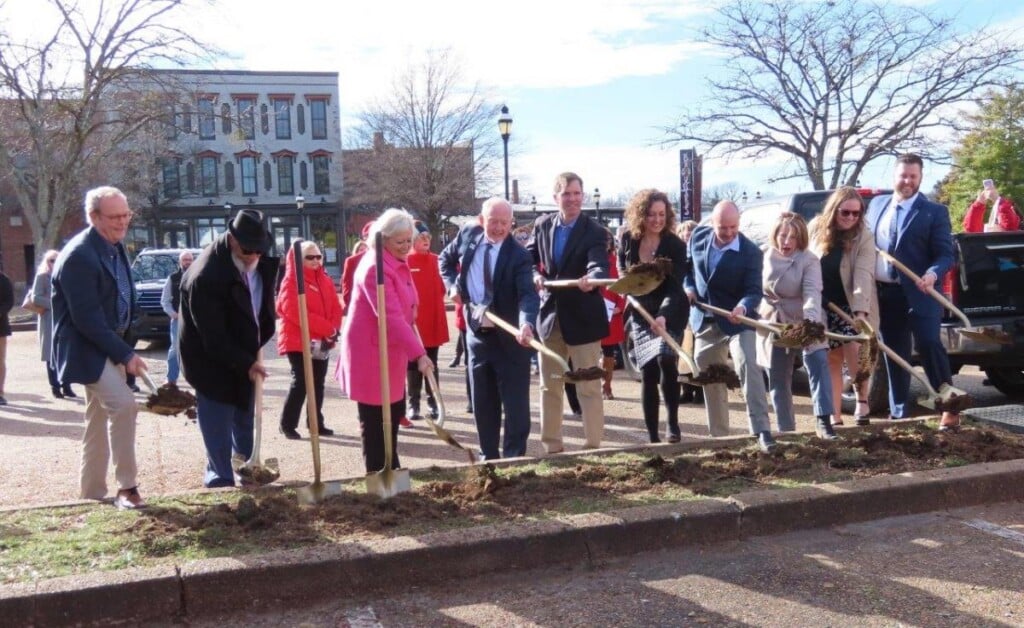 Pictured (left to right): Commissioner Robert Buz Smith, Commissioner Raynarldo Henderson, Mayor Pro Tem Sandra Wilson, Mayor George Bray, Governor Andy Beshear, Weyland Ventures CEO Mariah Gratz, Weyland Ventures Co-Owner Kent Weyland, former Mayor Brandi Harless, Assistant City Manager Michelle Smolen, and Paducah Planning Director Nic Hutchison (Source: paducahky.gov)