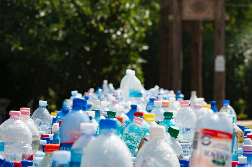 trash plastic bottles (Source: Pexels/Mali Maeder)