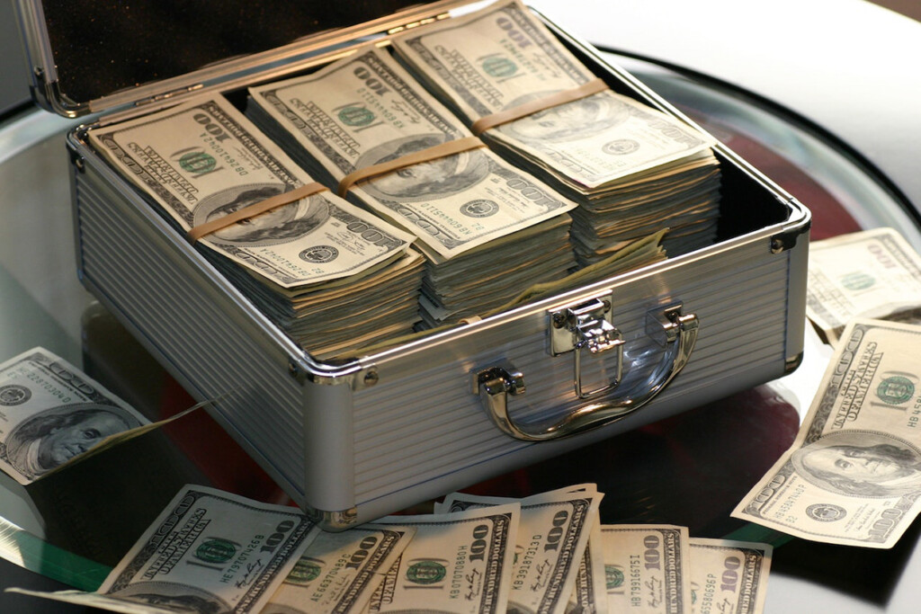 cash money in case (Source: Pixabay)