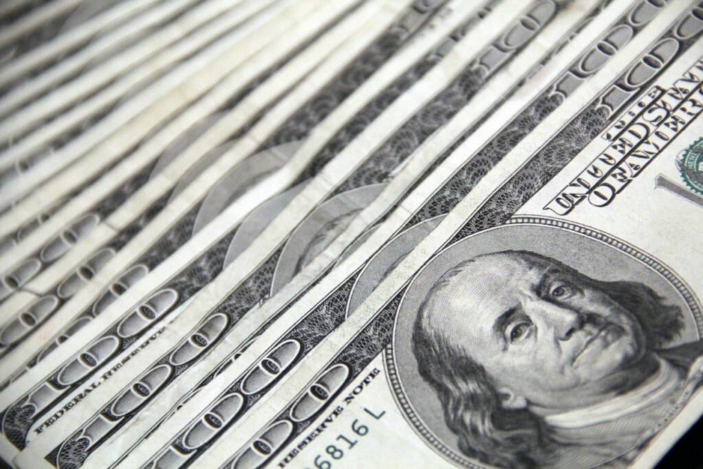 one hundred dollar bills (Source: Pexels/John Guccione www.advergroup.com)