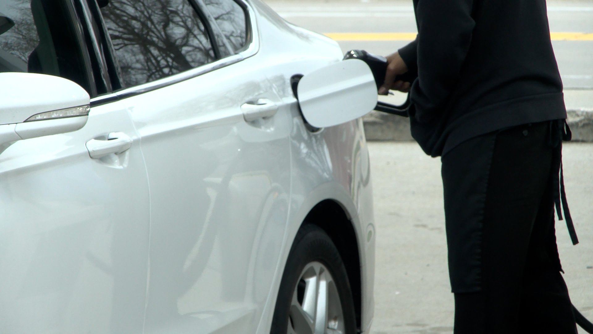 Gas prices up in Missouri and Illinois, economy, weather to play large