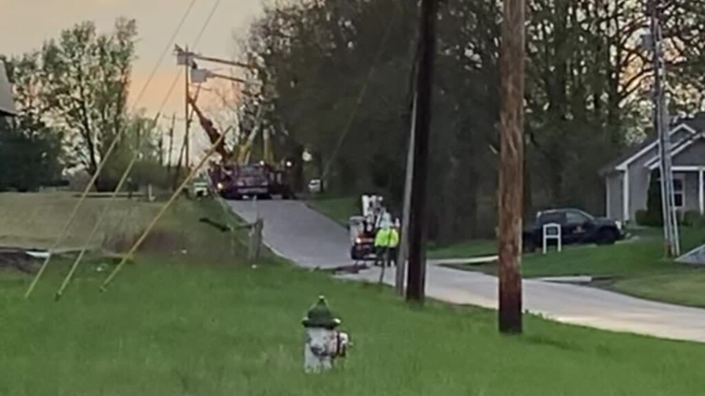 Power Crew Working In Murray, Ky