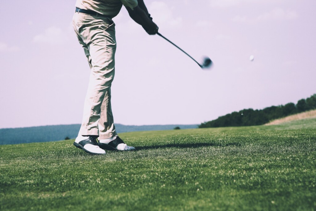 golfer playing golf (Source: Pexels/Markus Spiske)