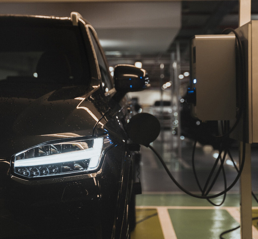 electric vehicle charging (Source: Pexels/Daniel Andraski)