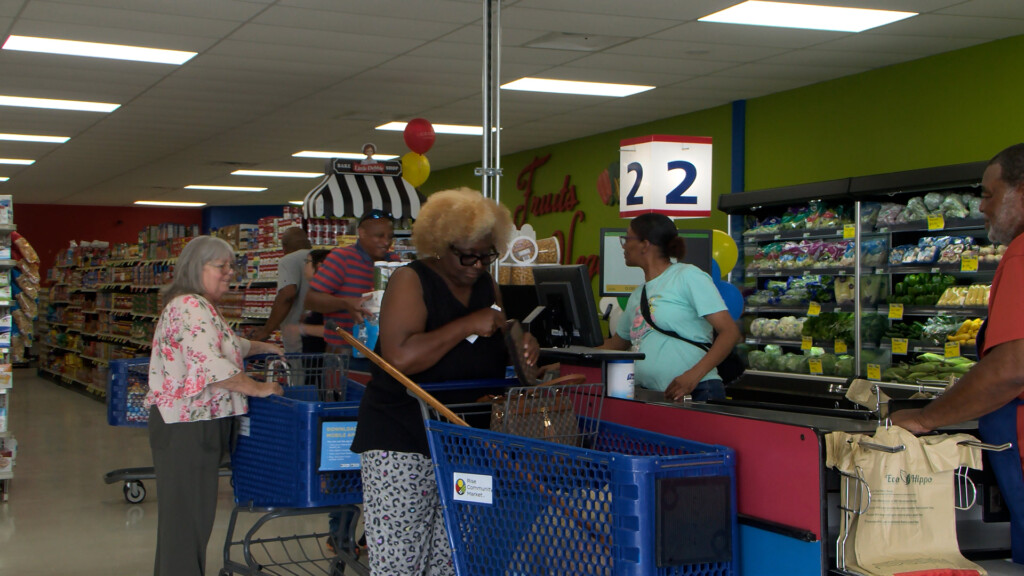 Cairo Grocery Store Opens