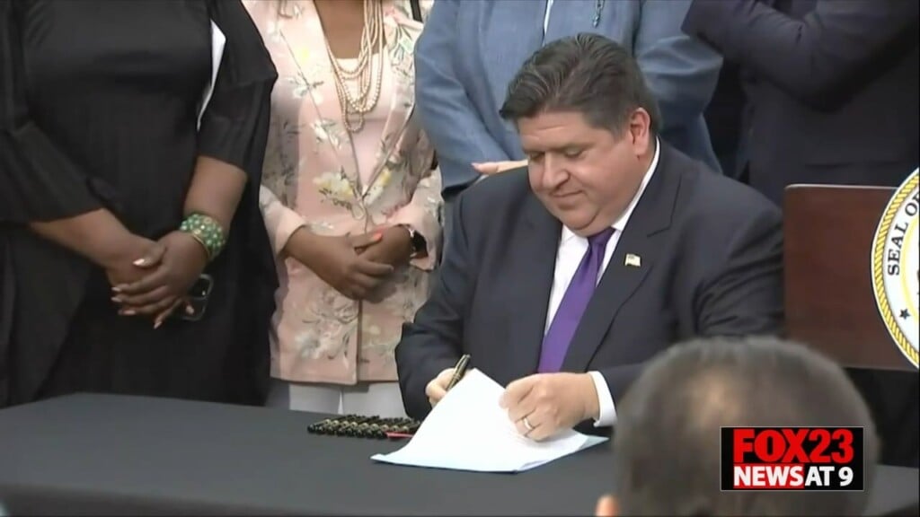 ‘first Of Its Kind’ Illinois Law Will Penalize Libraries That Ban Books