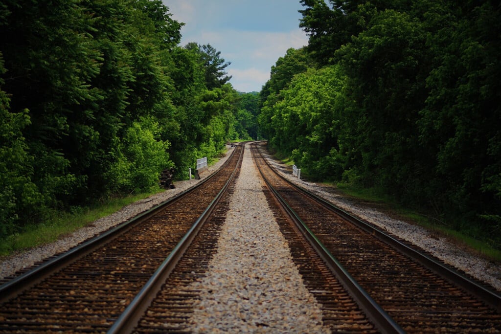 railroad tracks (Source: Pexels/Cody King)