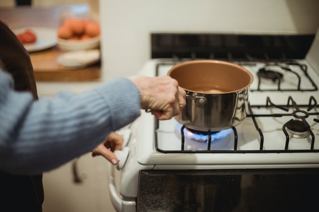 pot on stove (Source: Pexels/Teona Swift)