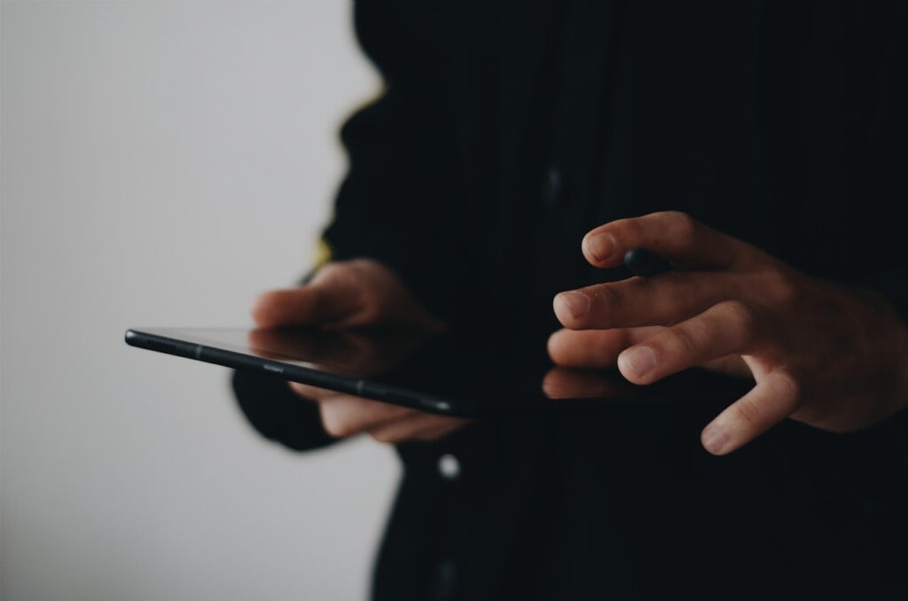 hands holding tablet (Source: Pexels/Gul Isik)