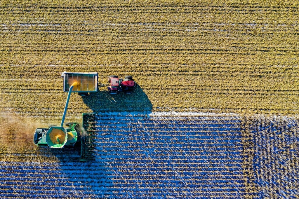 Combin tractor harvesting (Source: Pexels/Tom Fisk)