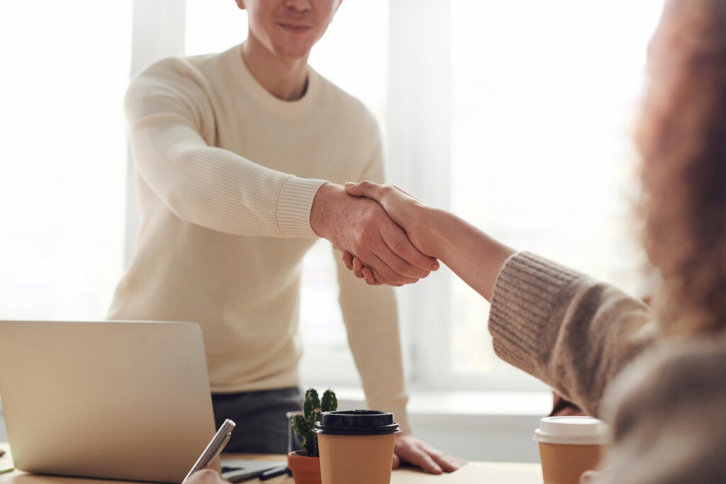 two people shaking hands (Source: Pexels/Fauxels)